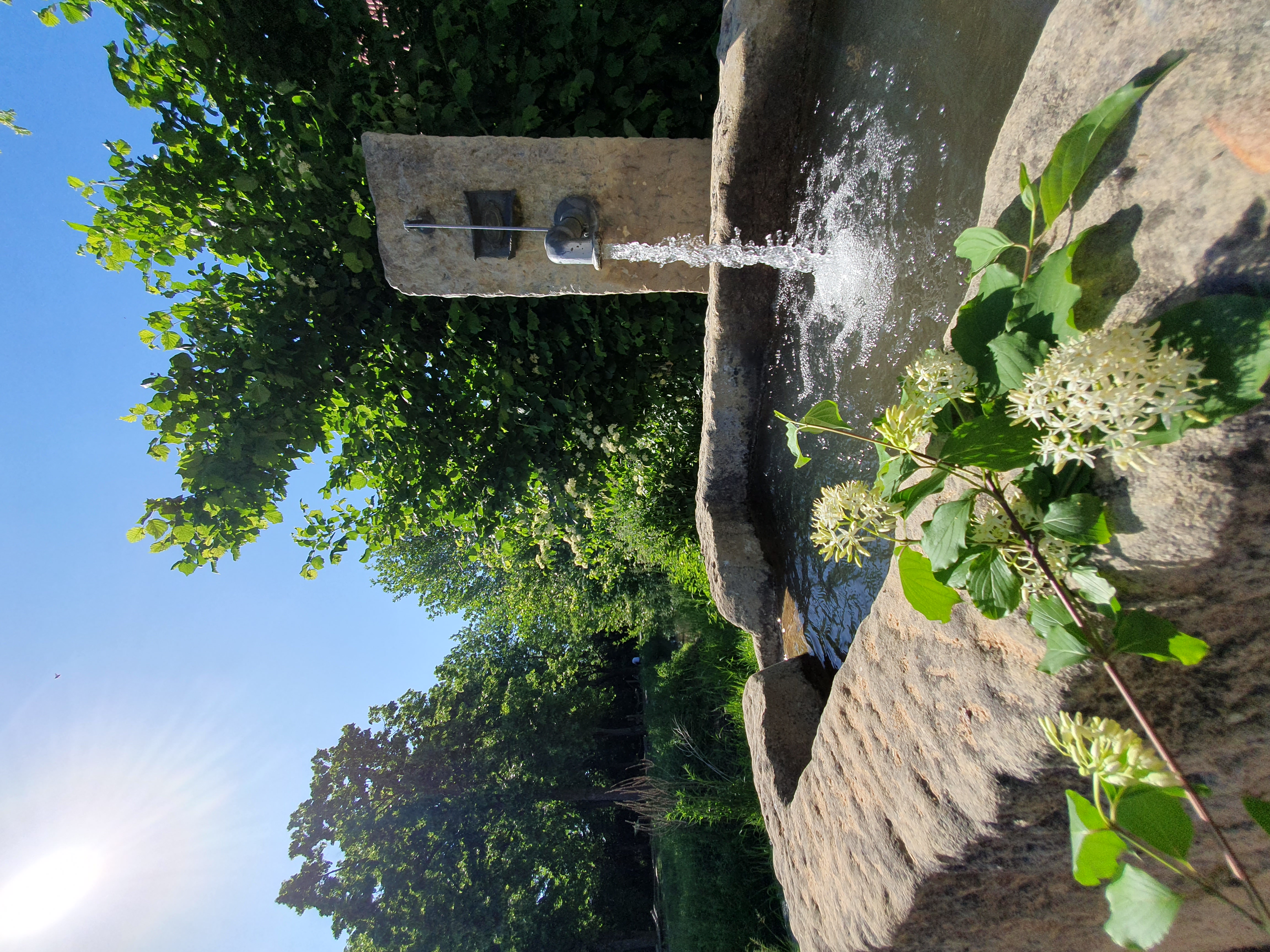 Der Brunnen an der Filzgasse in Memmelsdorf verspricht Erfrischung